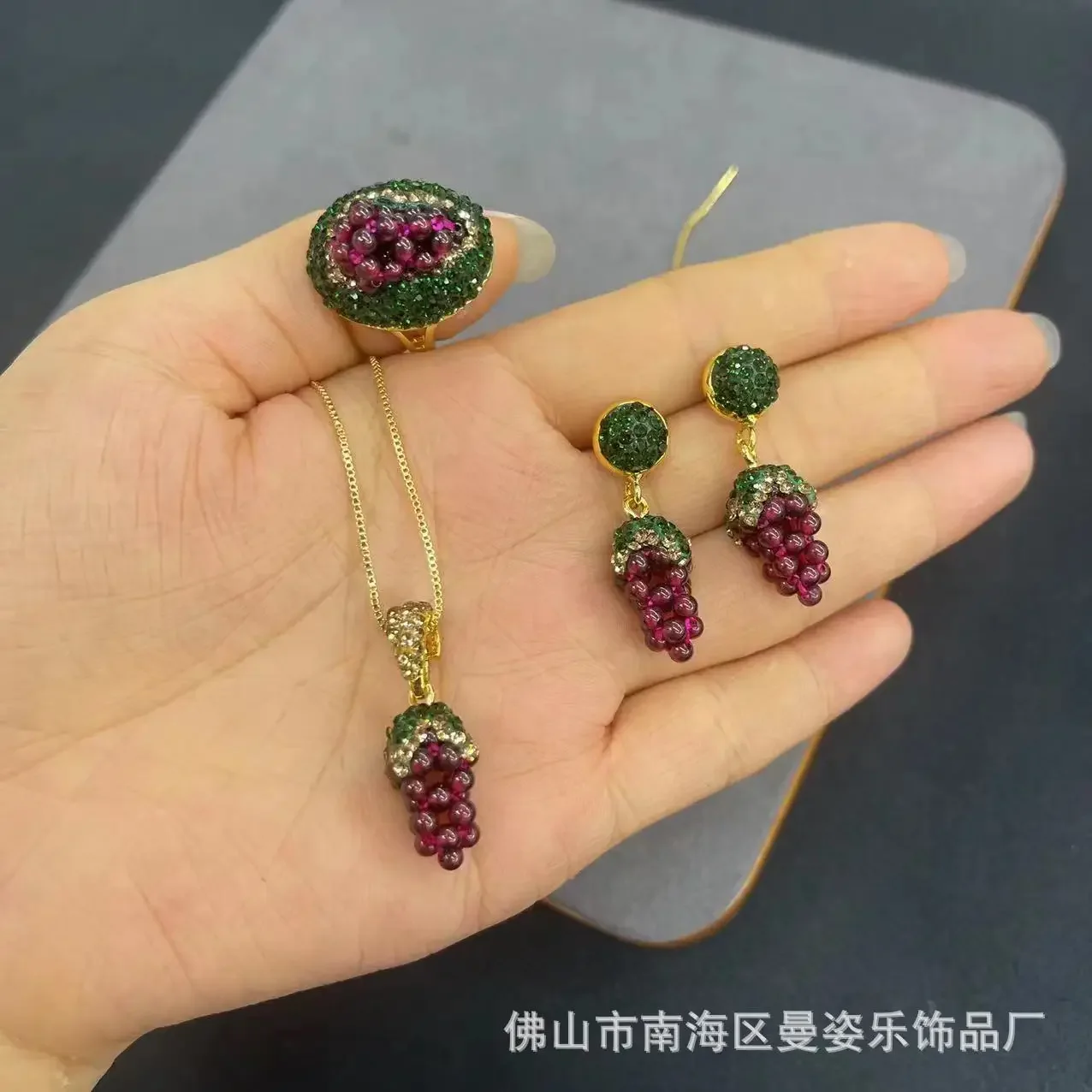 Original design natural garnet woven grape three-piece set French vantage Douyin live broadcast hot-selling model