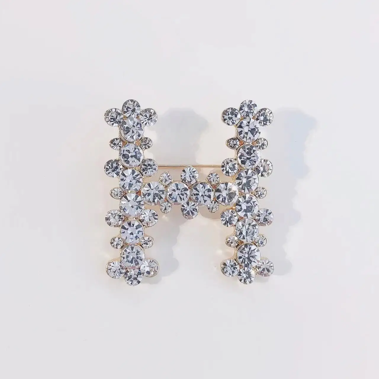 女性のためのカスタマイズされたクリスタルパールブローチ,合金の花,蝶のブローチ,ファッショナブルな衣類アクセサリー,ファンのための幸福,2024