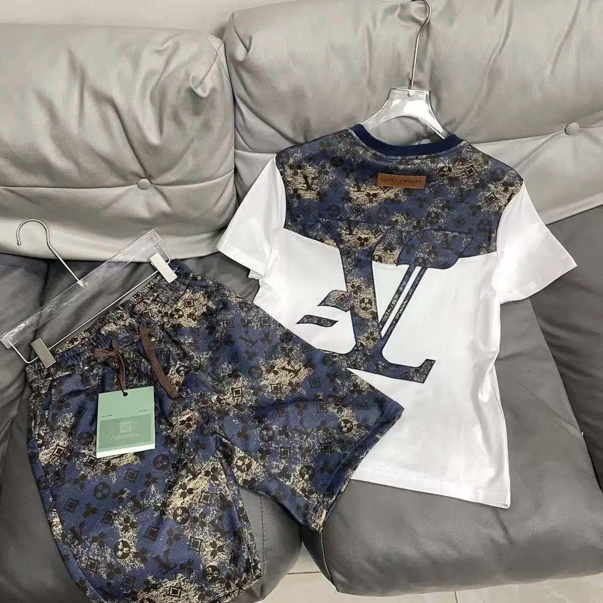 

2025 fashion light luxury suit summer men's trend new short-sleeved T-shirt shorts two-piece set embroidery