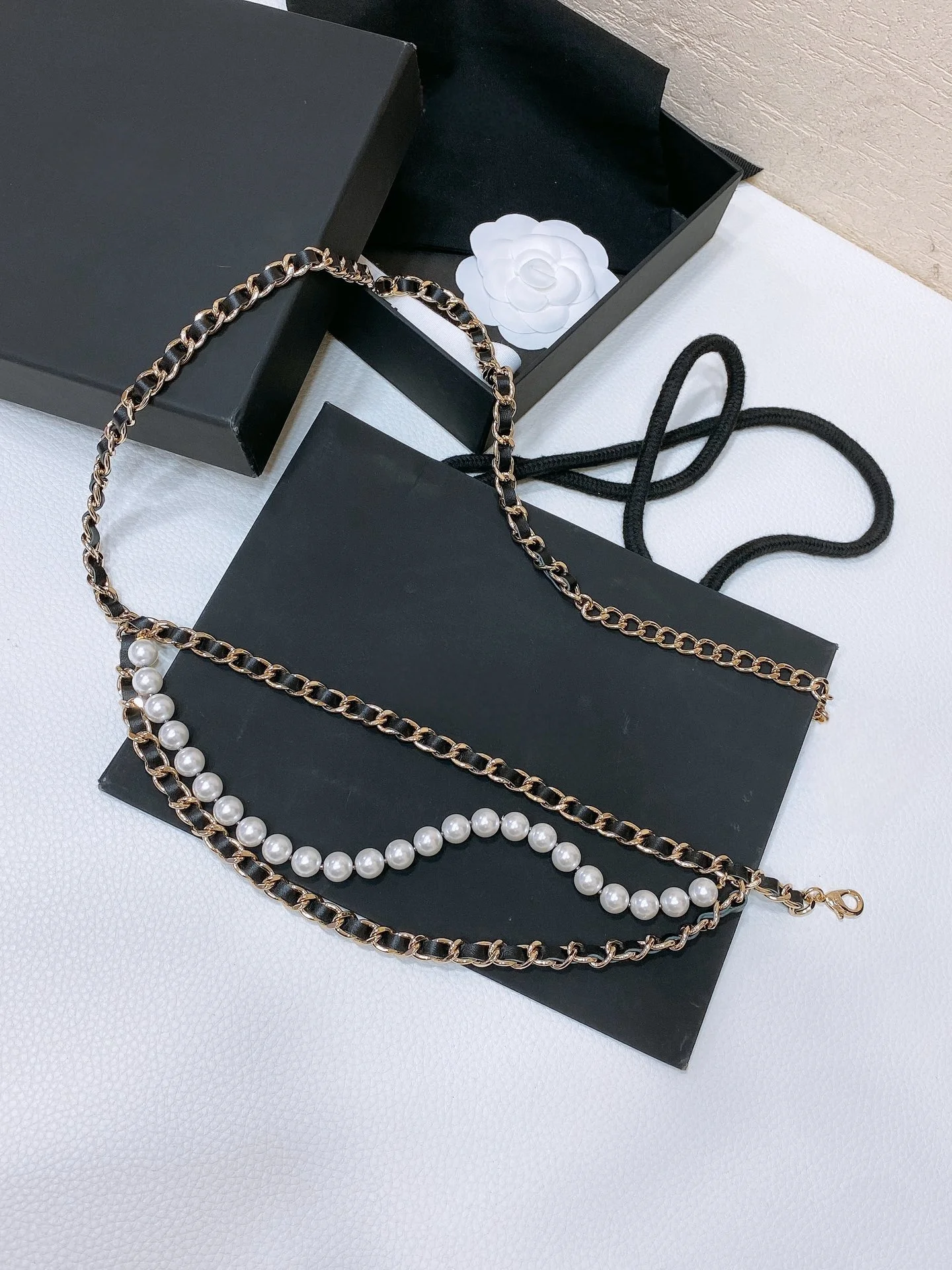 

European and American fashion personality classic pearl leather waist chain