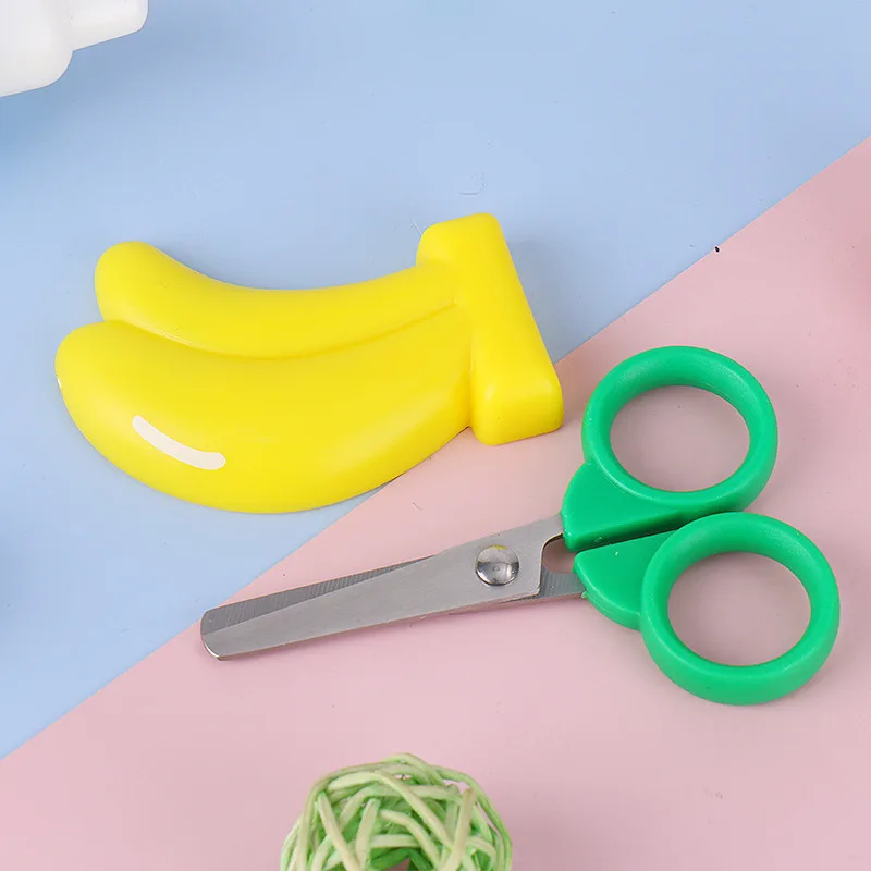 1pcs Cartoon Fruit Magnetic Tiny Scissors Child Manual Safety Paper Scissors Cute Strawberry Student Stationery