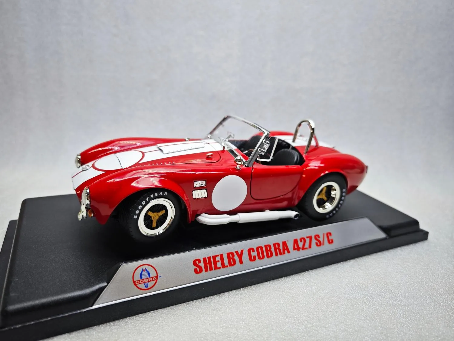 1:18 SHELBY COBRA 427 S/C จําลองรถสะสมของเล่นของขวัญของที่ระลึกจอแสดงผลเครื่องประดับ