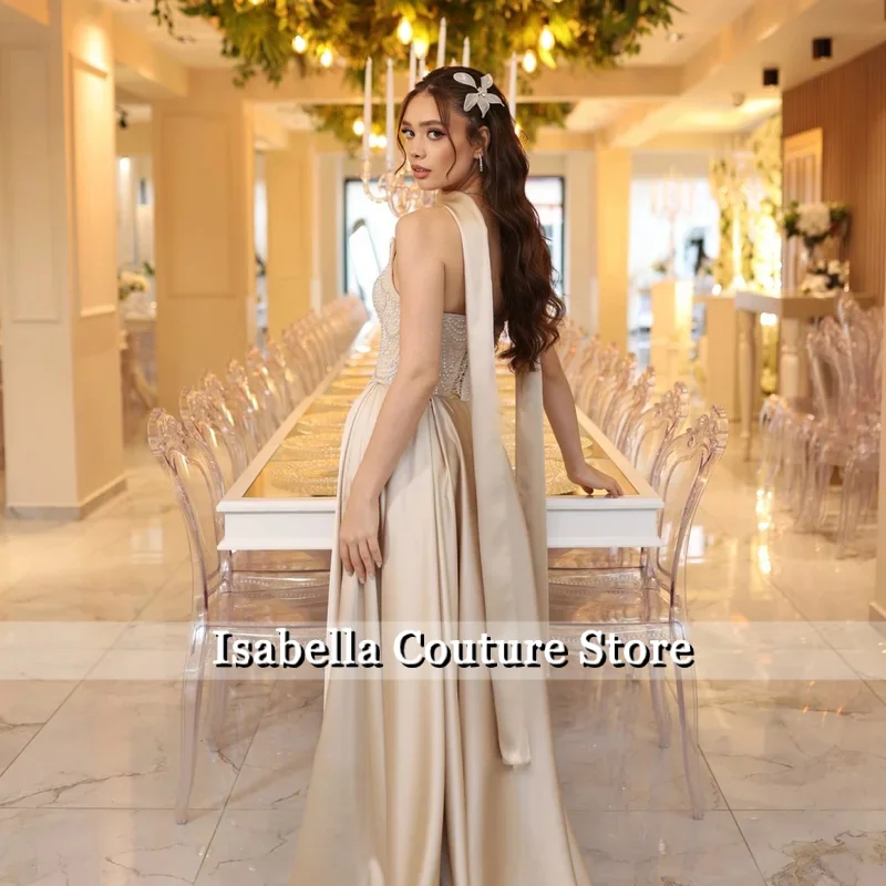 Suknia wieczorowa do ziemi, elegancka, z satyny, zdobiona perłami, z kwadratowym dekoltem i szarfą, szyta na miarę, w stylu capelet, idealna na formalne okazje.