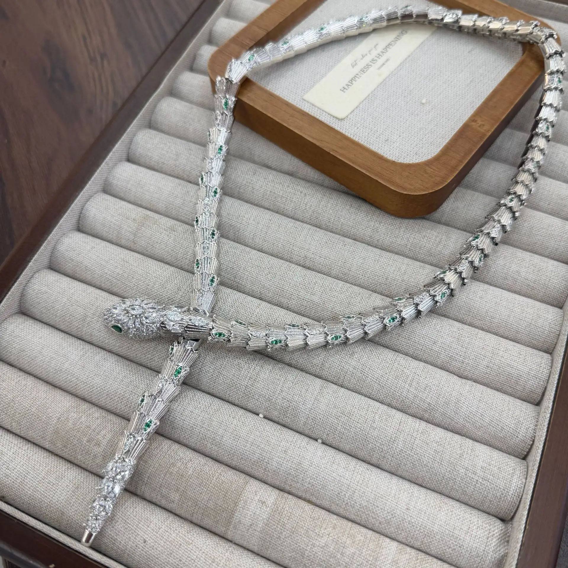 

Новый комплект ювелирных украшений 2026 года: модный и элитный набор с изображением змеи, включающий колье, браслет на ключицу, серьги-гвоздики и открытое кольцо.