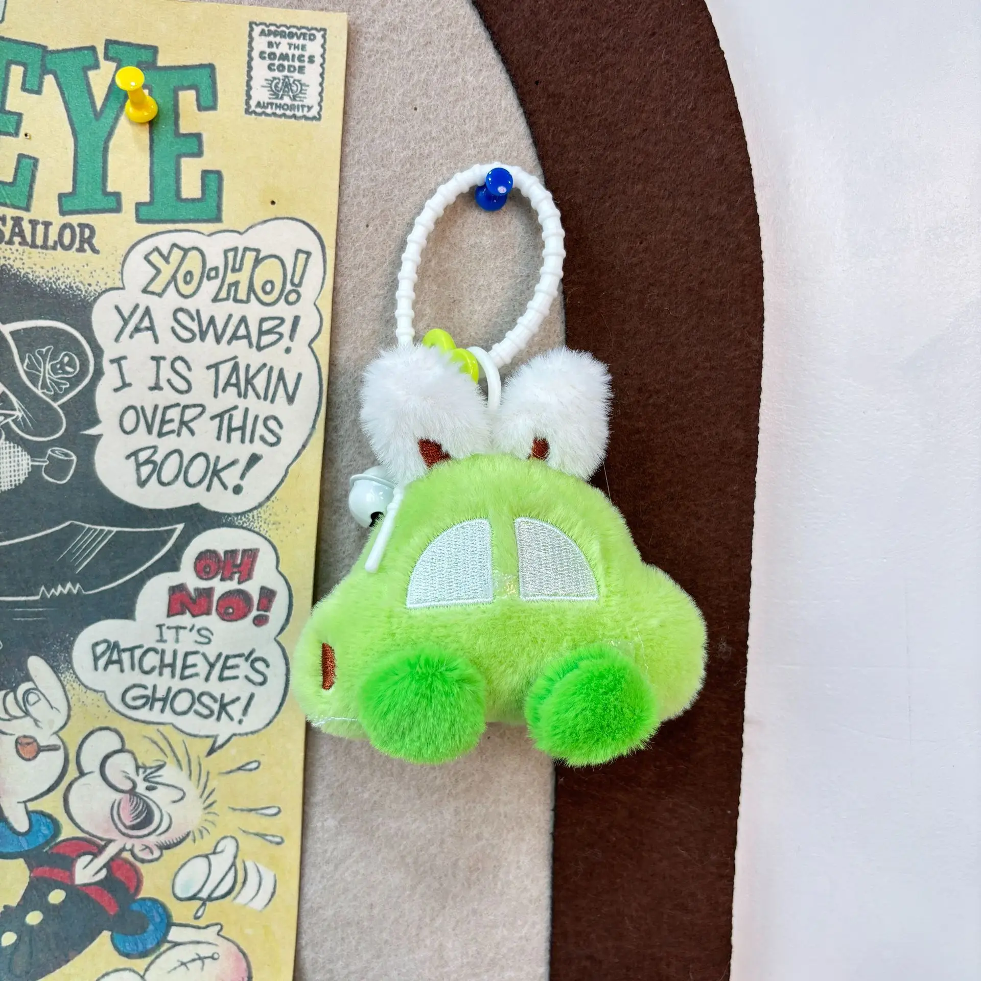 Mini Uroczy Mały Brelok do Kluczy w Kształcie Autka, Pluszowa Zawieszka, Kreatywny Prezent Urodzinowy dla Dzieci, Kreskówkowy Pluszowy Brelok do Kluczy w Kształcie Małego Autka