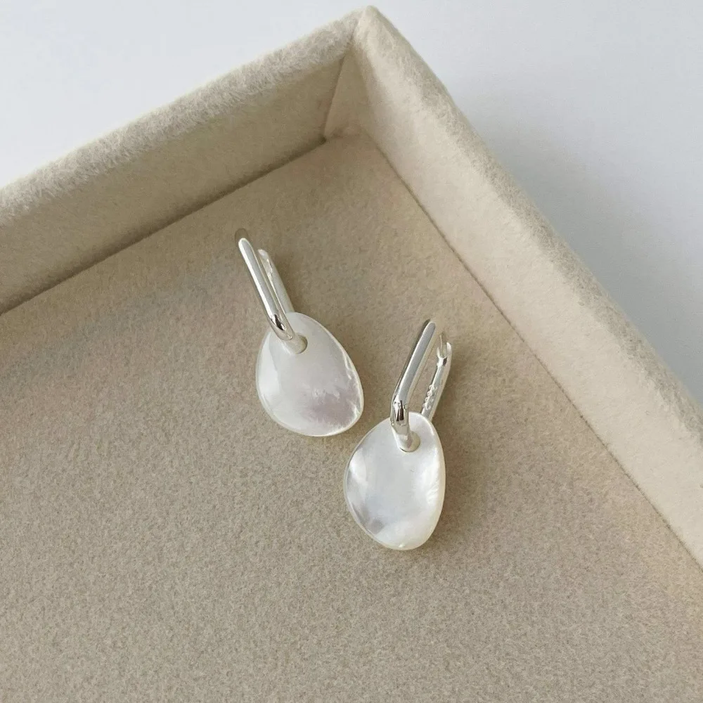 

Russia Style Simple Water Drop Charms Hoop Earrings Niche Design High-end Glossy Simple Light Luxury Circle Hoops Shell Earrings