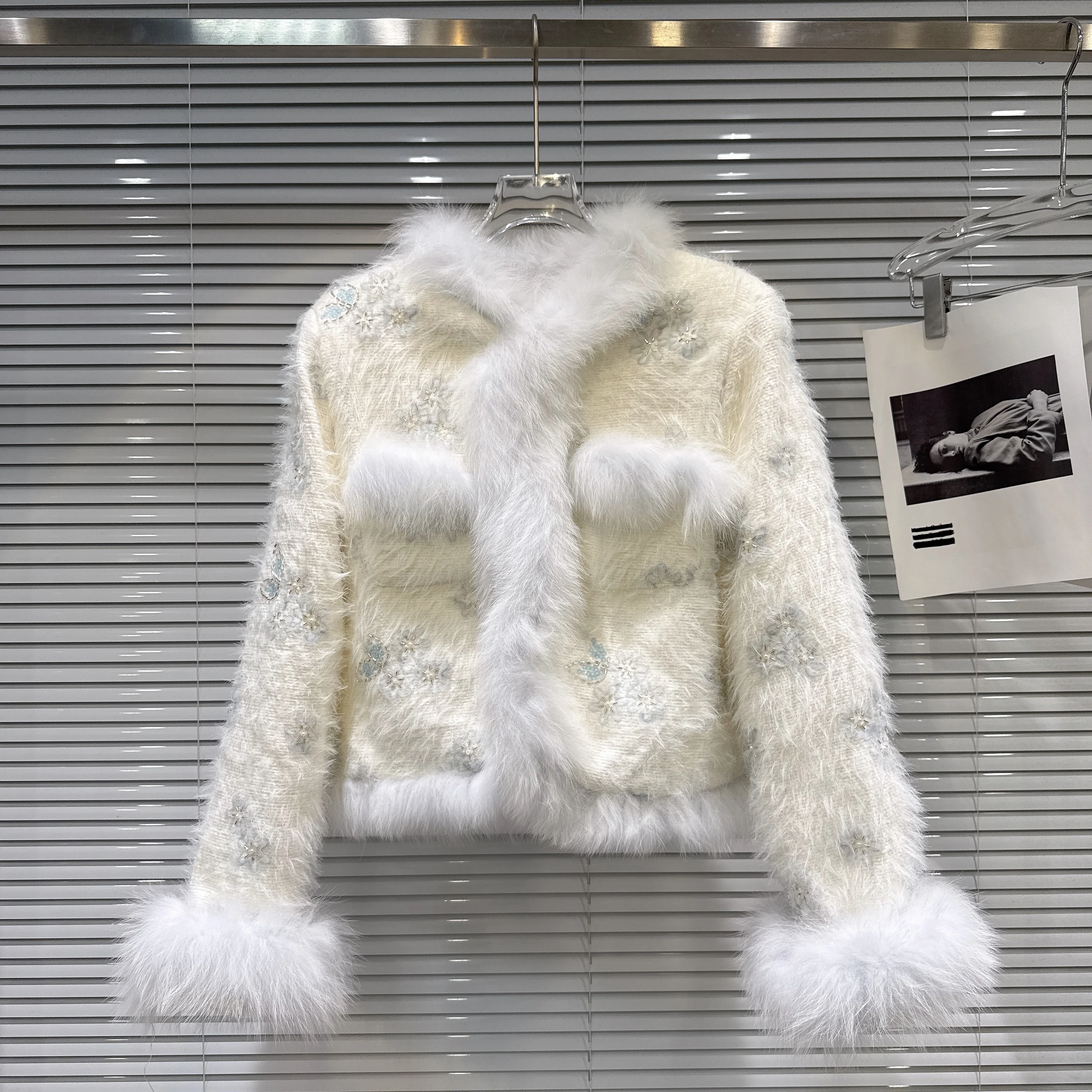 

Зима 2025 года, новый стиль, плюшевое пуховое короткое пальто с отделкой лисьего меха и блестками, женская белая куртка с высокой талией