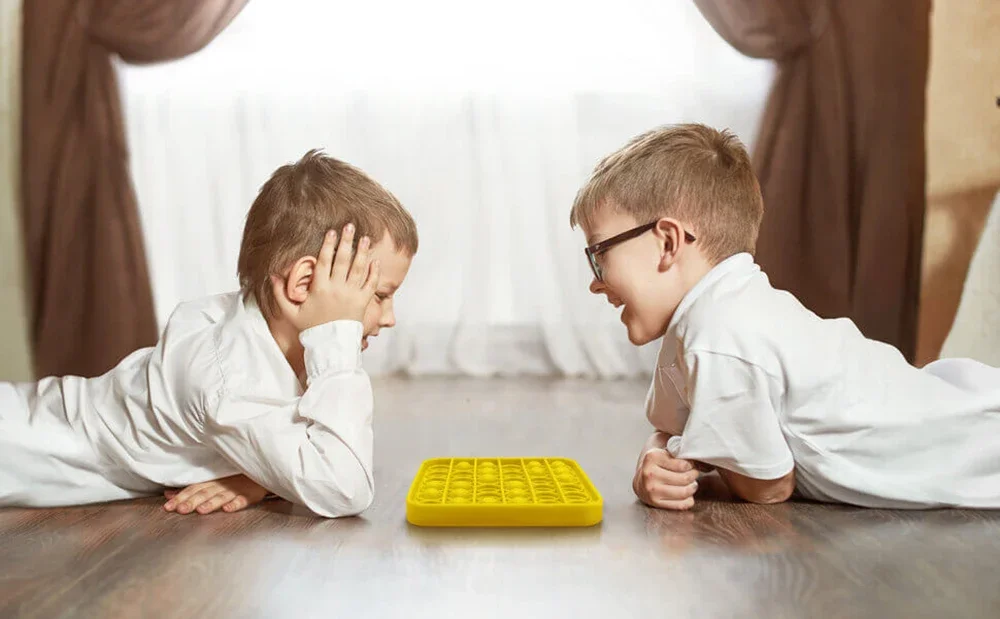 

Baby Learning Toys for Travel Boys Girls Handbag Montessori Toddler Busy Board Educational Activity for Basic Dress Motor Skills