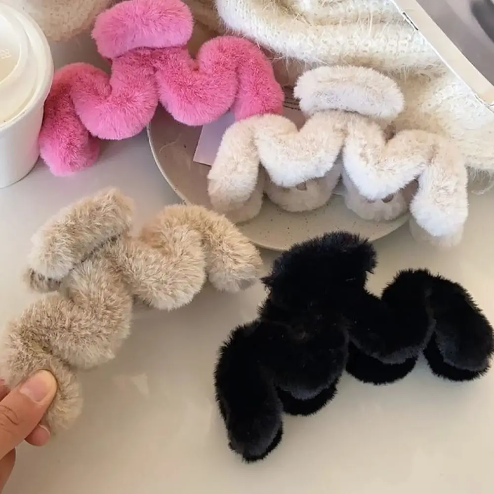 Winter Warm Plush Hair Claw Clip Large Furry Barrette Aesthetic Soft Headwear For Thick Hair Women Styling Tool