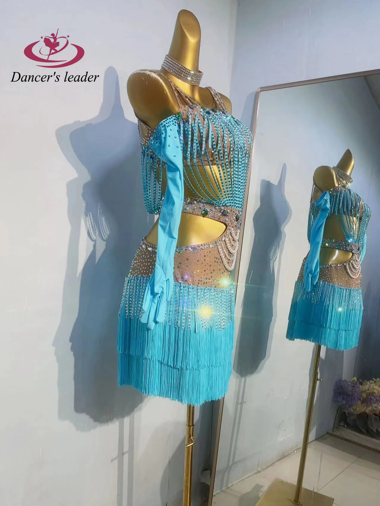 Damska, ekskluzywna, szyta na miarę spódnica do tańca latynoamerykańskiego z wycięciem na brzuchu, frędzlami, na sambę, do występów artystycznych, zdobiona cyrkoniami.