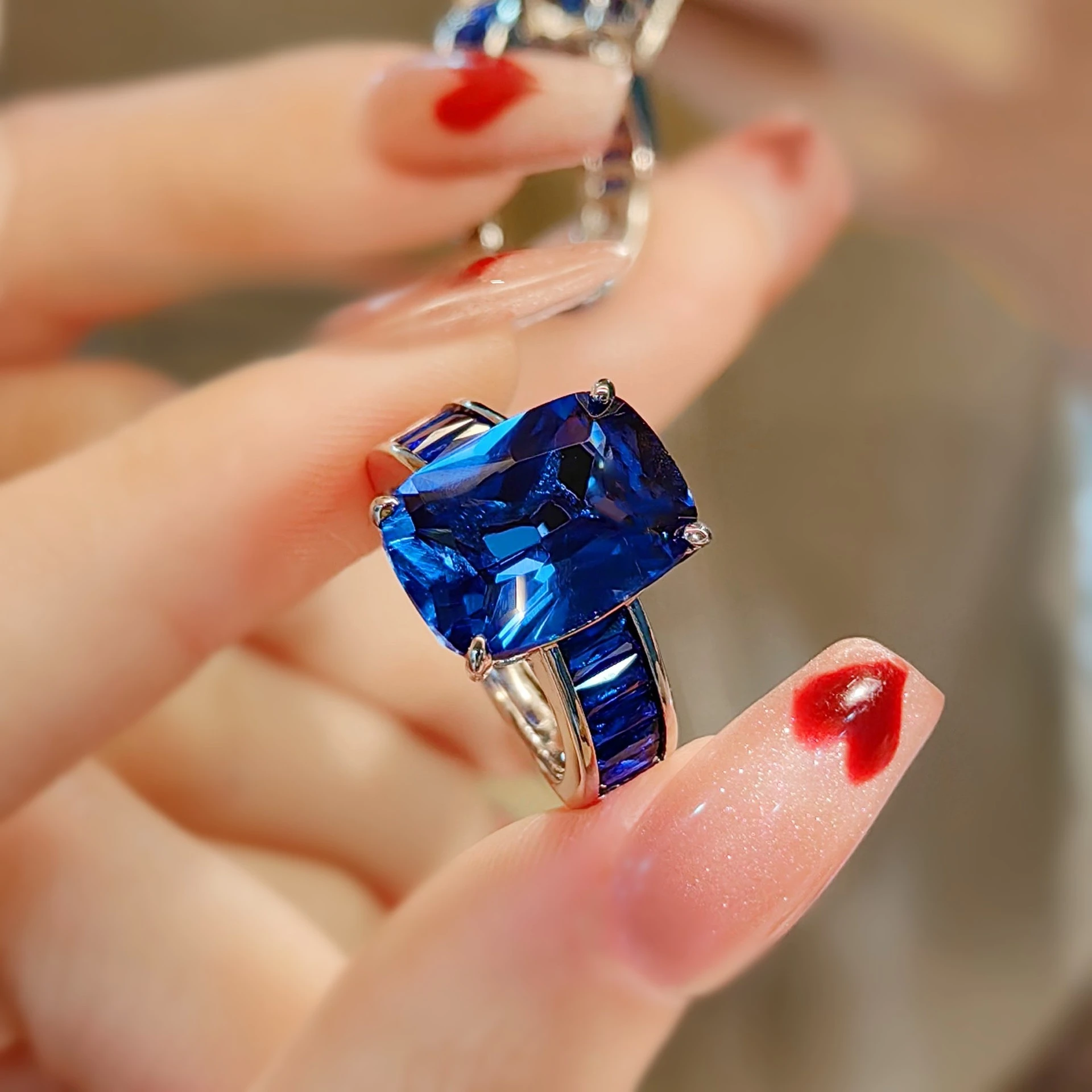 Rechteckiger Ring im koreanischen Stil mit Farbverlauf, aus rotem Korund und 925er Sterlingsilber – ein modischer, schlichter und eleganter Schmuck für Damen. – Detail 5