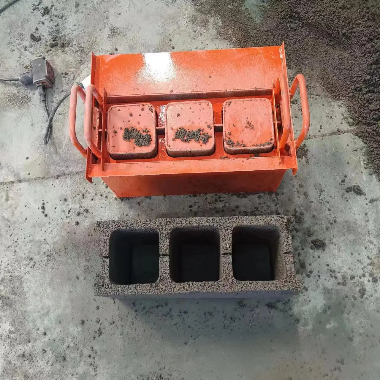 

Мини-мобильная ручная машина для изготовления цементных полых кирпичных блоков, формовочная машина для тротуарных блоков с формочкой для песчаного сырья