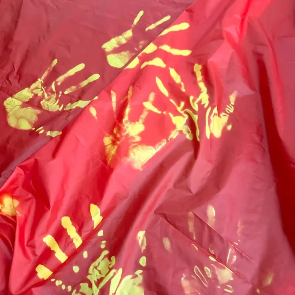 Tissu de revêtement à changement de couleur rouge-jaune, ultra-fin, imperméable, en nylon, tissu de créateur pour vêtements, pour la couture DIY.