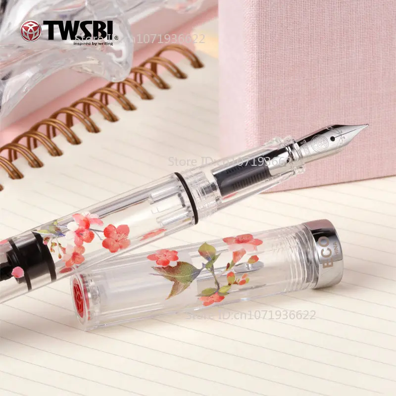 Pióro wieczne TWSBI ECO Designer Transparent Sakura Limited Edition z mechanizmem tłokowym i motywem kwiatu wiśni, idealne do prowadzenia dziennika. — zdjęcie produktu 4