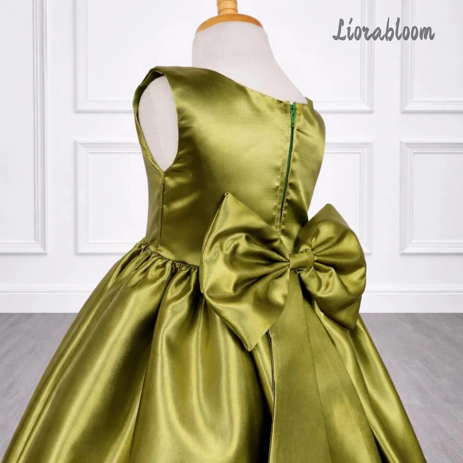 Abito da bambina in raso verde oliva senza maniche con collo all'americana e vita annodata, lunghezza midi, per damigella d'onore o festa di matrimonio