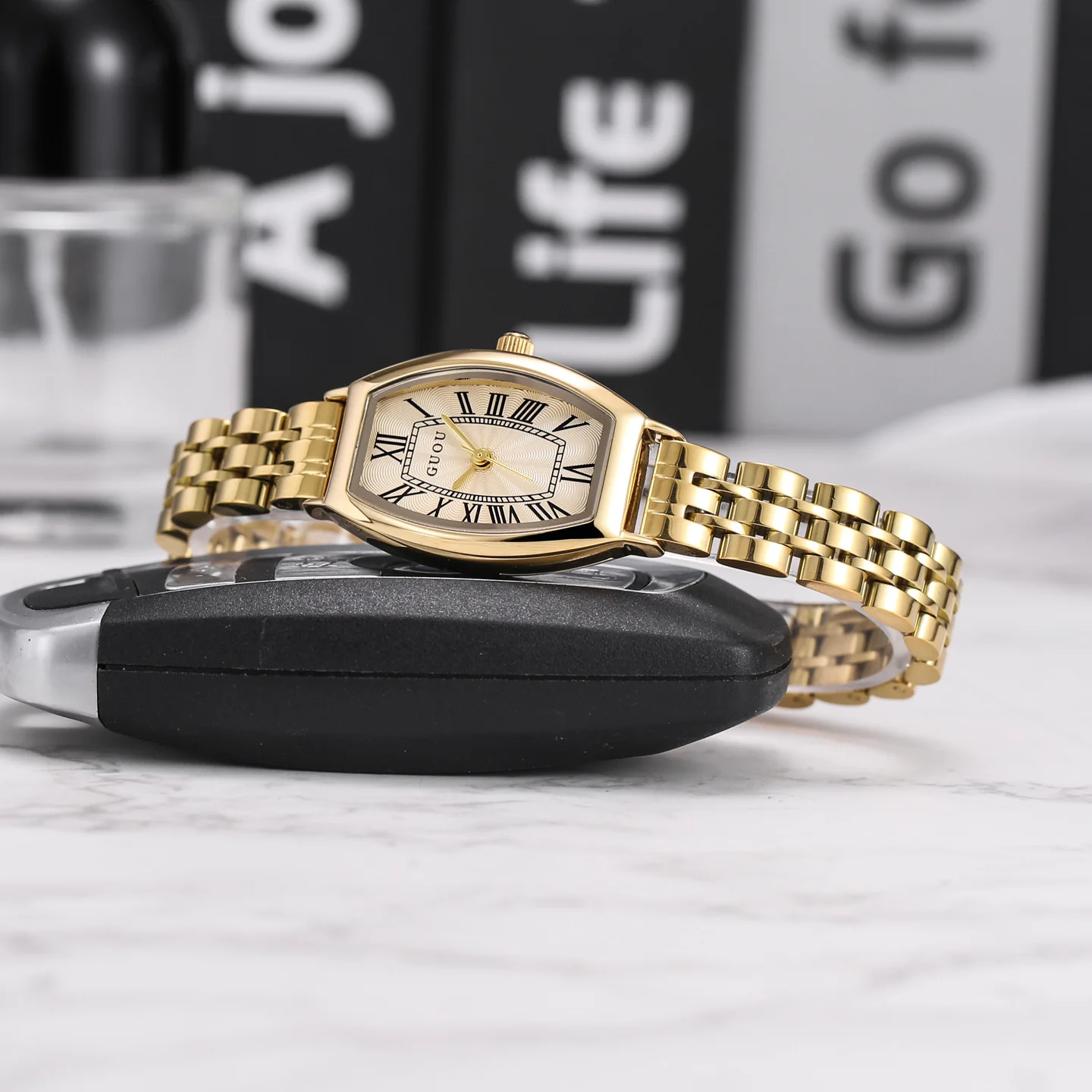 

Модные и модные женские часы, минималистичный, ретро, элегантный и изысканный дизайн с кварцевым механизмом.