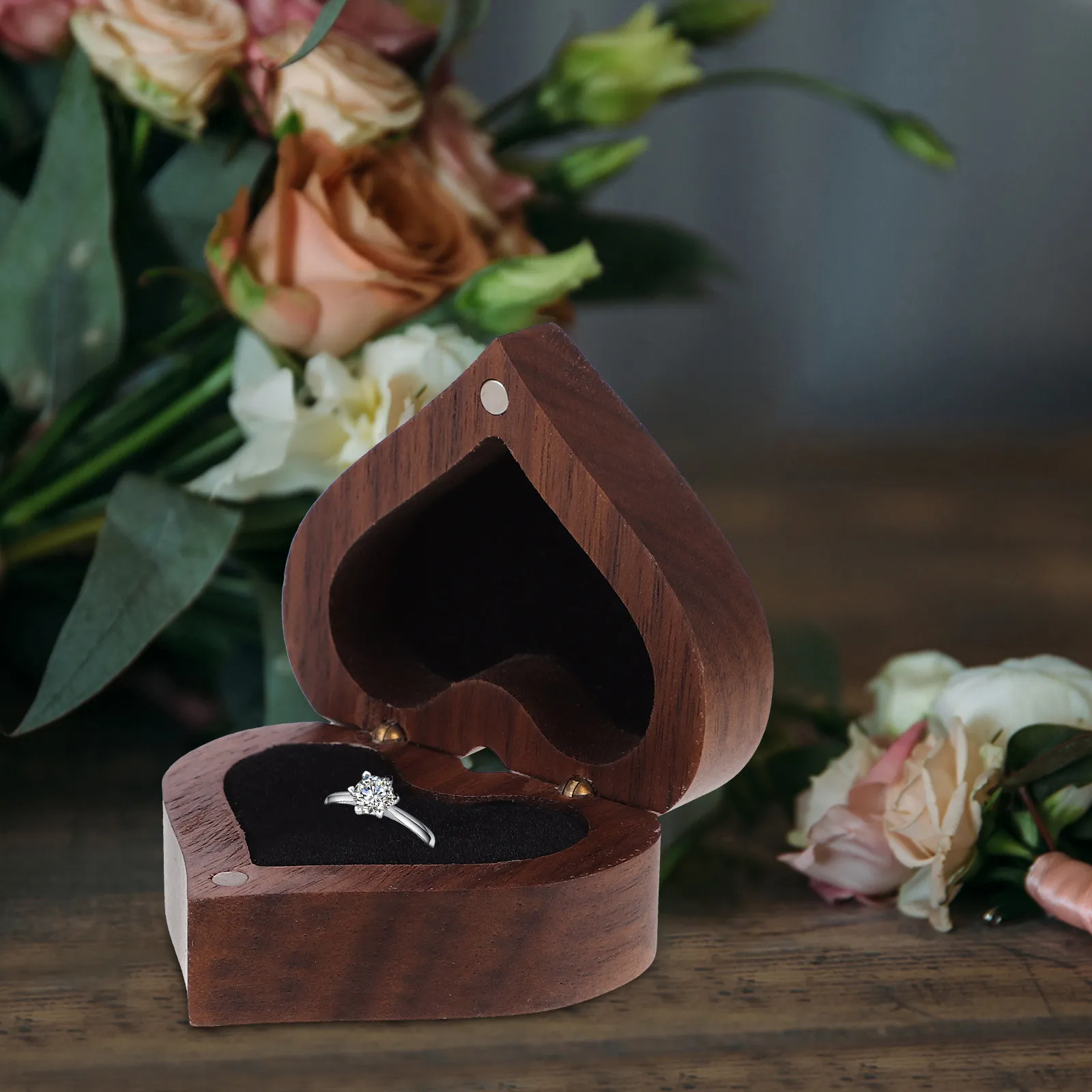 

Деревянная шкатулка для колец в форме сердца, для обручальных и свадебных колец, подарочная упаковка для ювелирных изделий, прочная, портативная, компактная шкатулка для украшений для женщин