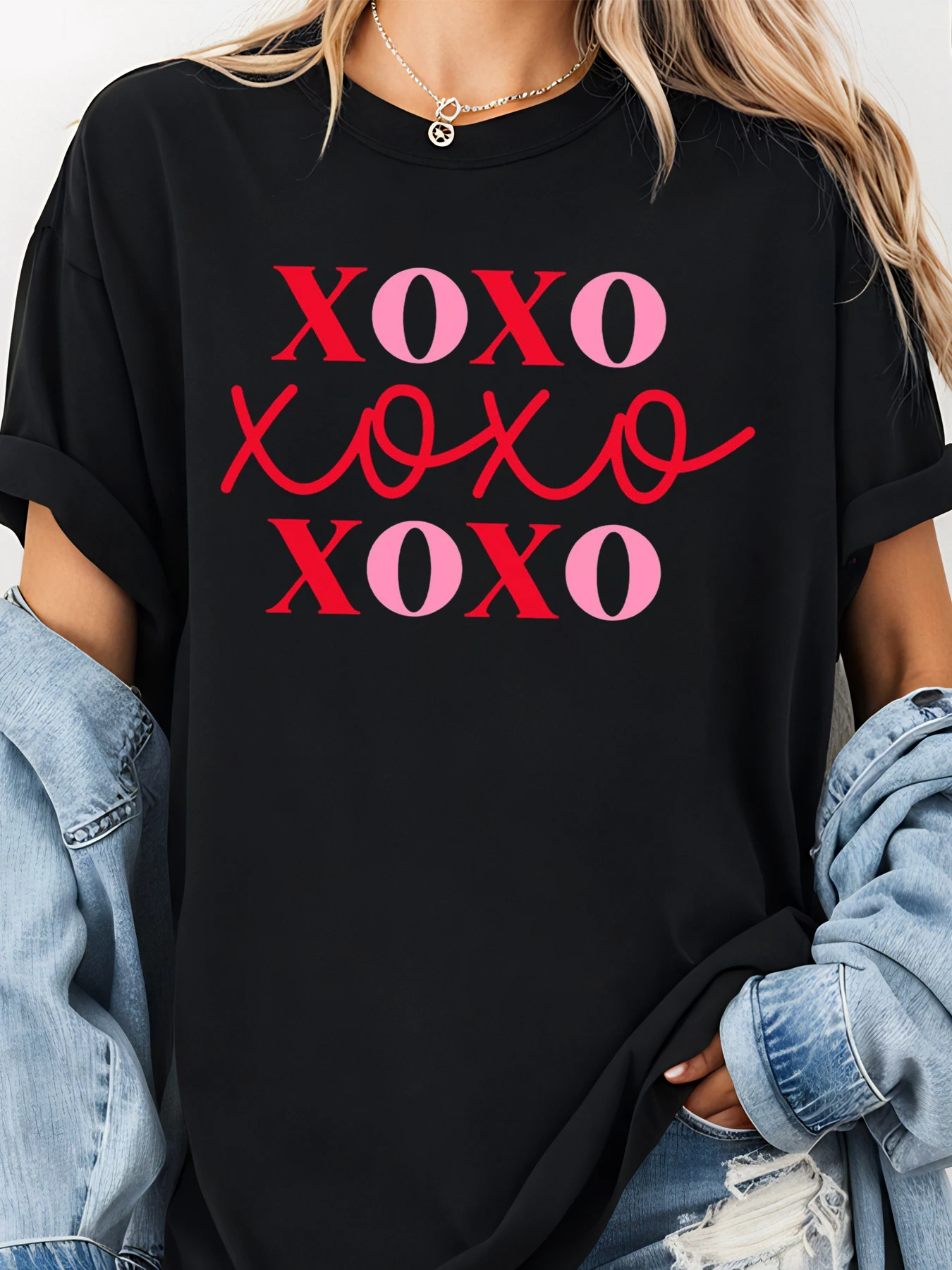 T-shirt con stampa San Valentino Xoxo con maniche con risvolto e stratificazione di giacca di jeans per outfit casual da appuntamento