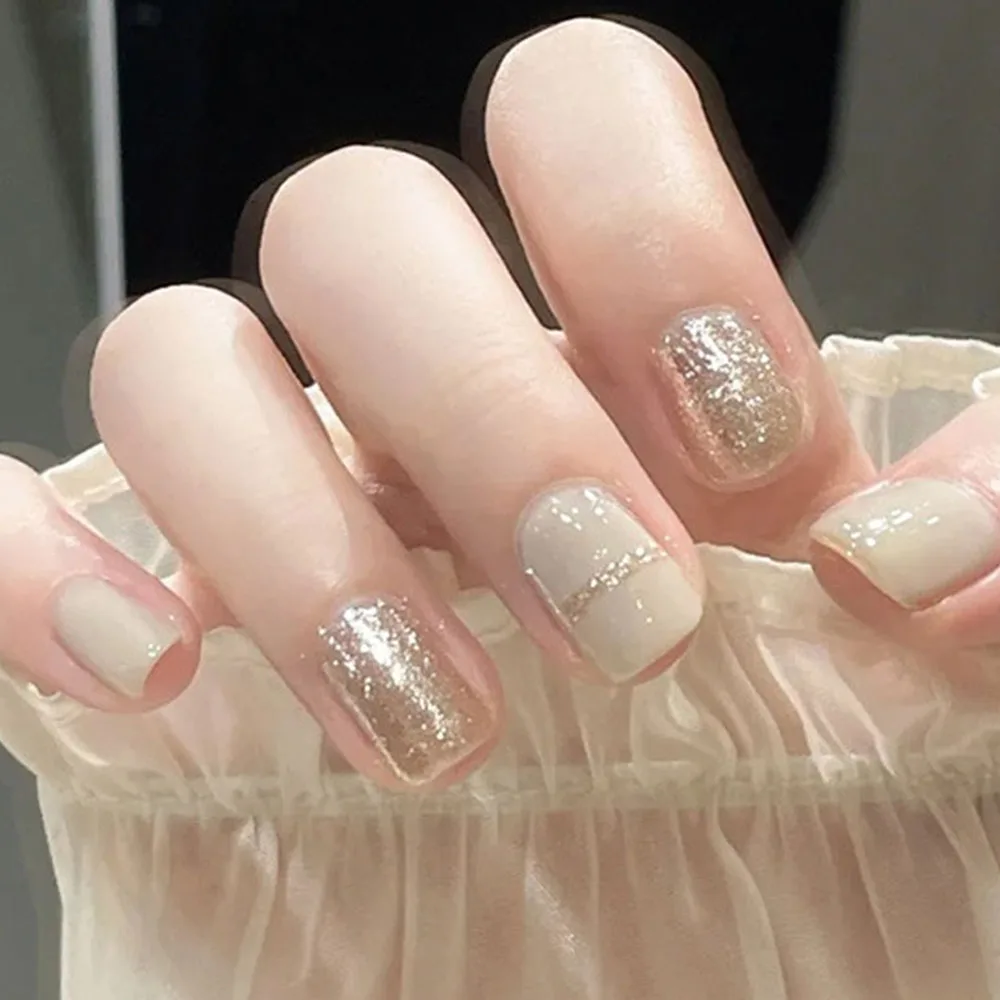 24 Stück/Set kurze, mittellange künstliche Nägel für Frauen und Mädchen in den Farben Beige und Champagner mit glitzerndem Glitzer-Design zum Aufkleben als falsche Nagelkunst.