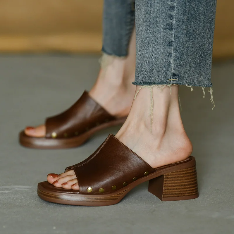 Sandales épaisses à rivets pour femmes, mules punk, escarpins, chaussures décontractées, tongs pour dames, marque de mode, été, nouvelle tendance, 2024