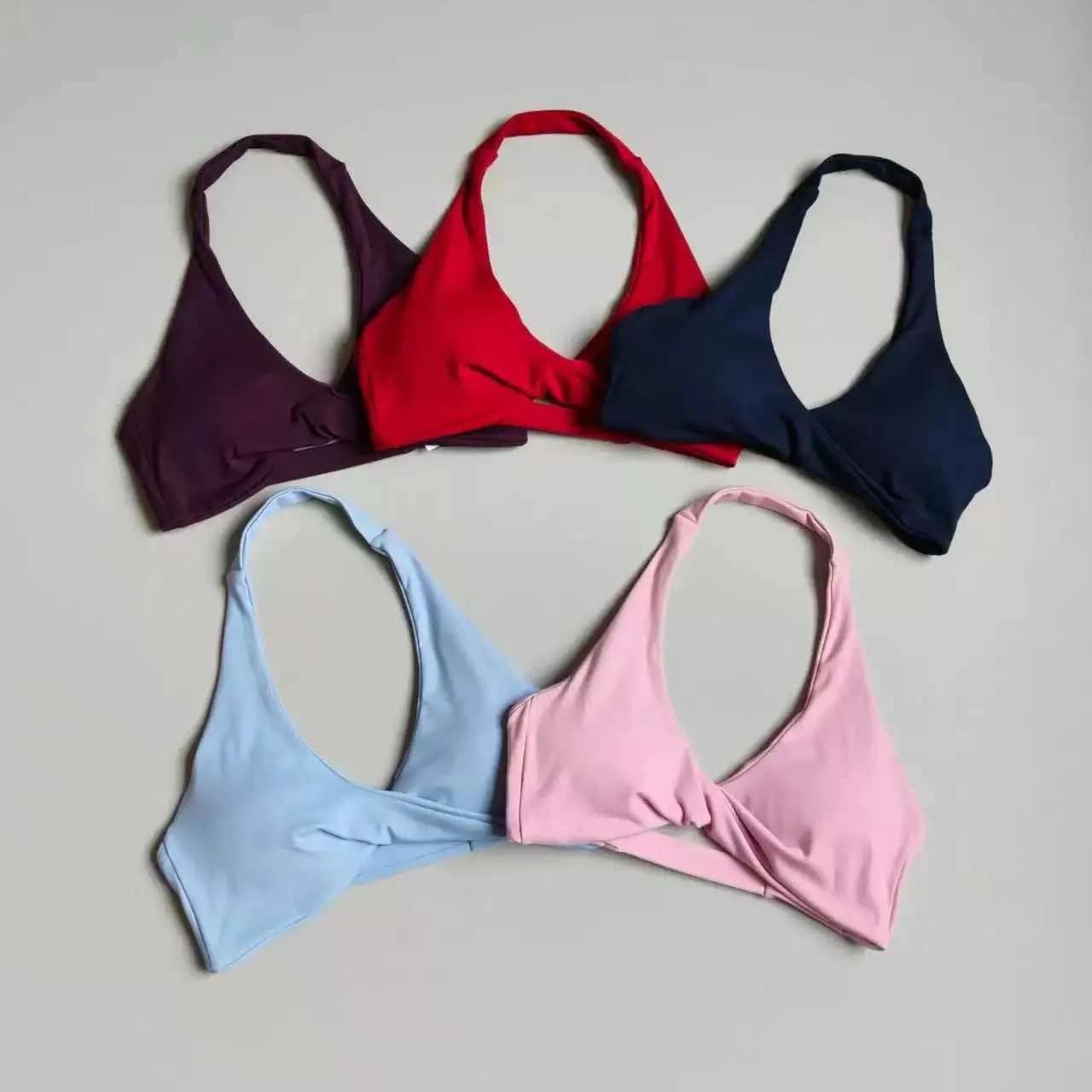 Sexy Neckholder-Sport-BH mit offenem Rücken und stützendem Design für Damen, 2-teiliges Outfit mit hochtaillierten Shorts für Pilates, Yoga, Laufen und Training. – Detail 25