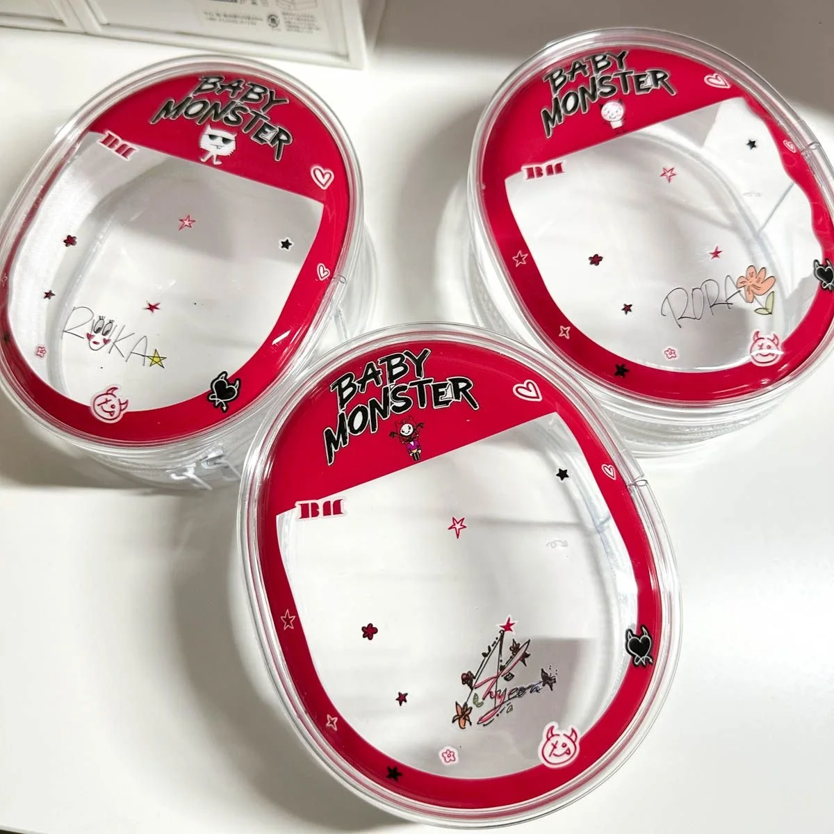 Babymonster Bm حقيبة صغيرة دمية حقيبة حقيبة الزخرفية 13.5*10.5*5 سنتيمتر الكرتون لطيف بولي كلوريد الفينيل حقيبة مستحضرات التجميل حقيبة رامي Ahyeon Rora Asa Ruka Chiquita Pharita Kpop