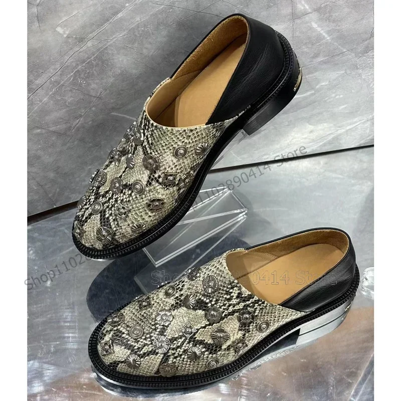 รองเท้าโลฟเฟอร์ผู้ชายลายหนังงูประดับหมุดโลหะ แฟชั่นสวมใส่ง่าย รองเท้าผู้ชายงานเลี้ยงหรูหรา ทำมือ รองเท้าลำลองผู้ชายสำหรับงานปาร์ตี้ งานเลี้ยง
