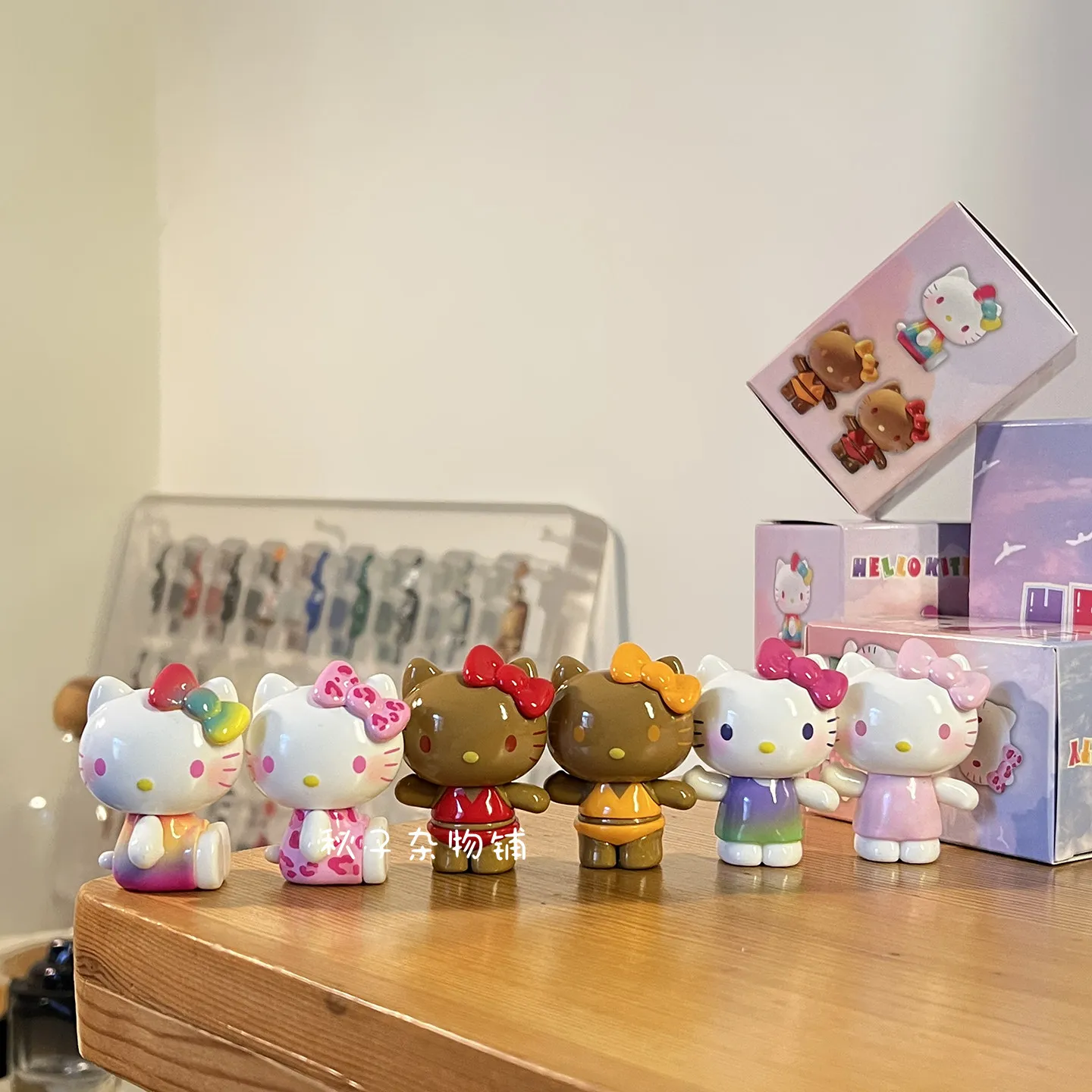 

Фигурка Sanrio Hello Kitty: мини-фигурка с радужным градиентом, сюрприз в закрытой коробке, персонаж мультфильма в красочном наряде, украшение для стола