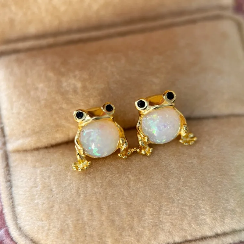 Einfache, exquisite 3D-Frosch-Ohrringe, kleine Tier-Ohrringe mit rundem weißem synthetischem Opal und niedliche Damen-Freizeitohrringe.