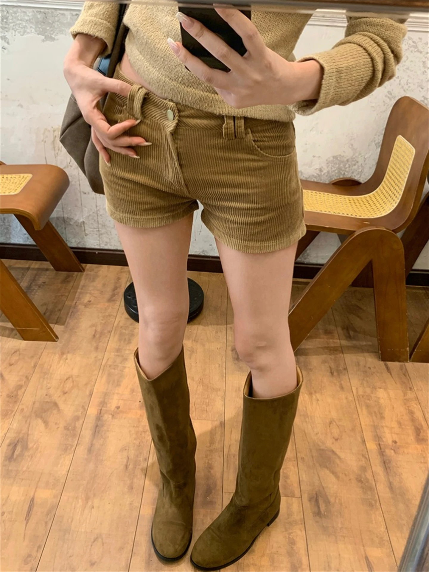 شورت نسائي كاجوال من القطيفة المضلعة باللون الكاكي الأمريكي بمقاسات كبيرة، بخصر منخفض وساق مستقيمة، تصميم A-Line ملفوف، شورت ...