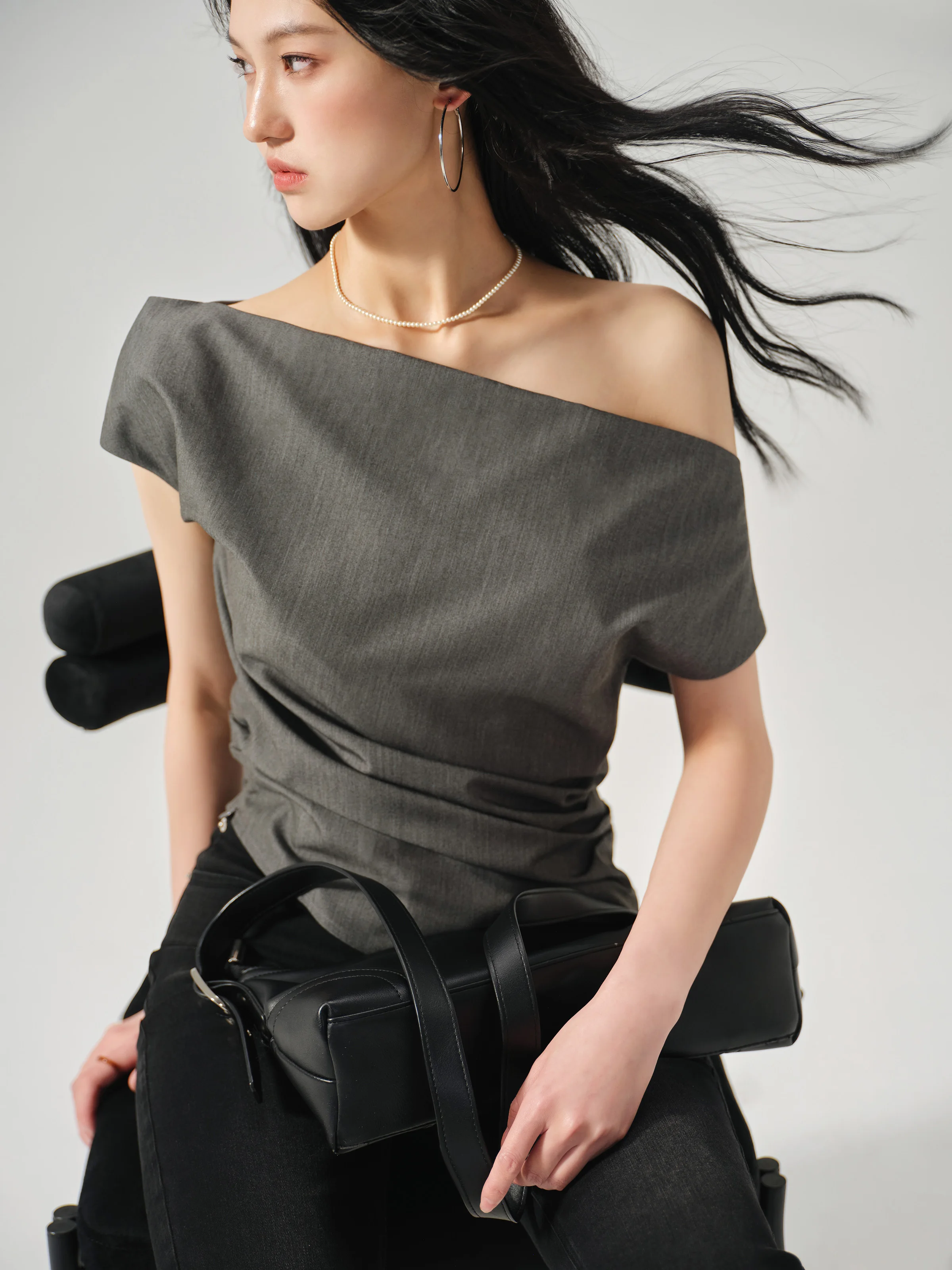 เสื้อเชิ้ตปิดไหล่ไม่สมมาตรสําหรับผู้หญิงฤดูร้อนเข้ารูปพอดีเสื้อไหล่เดียวหรูหราเดรปด้านบนสบายๆเก๋สไตล์เกาหลีเครื่องแต่งกาย