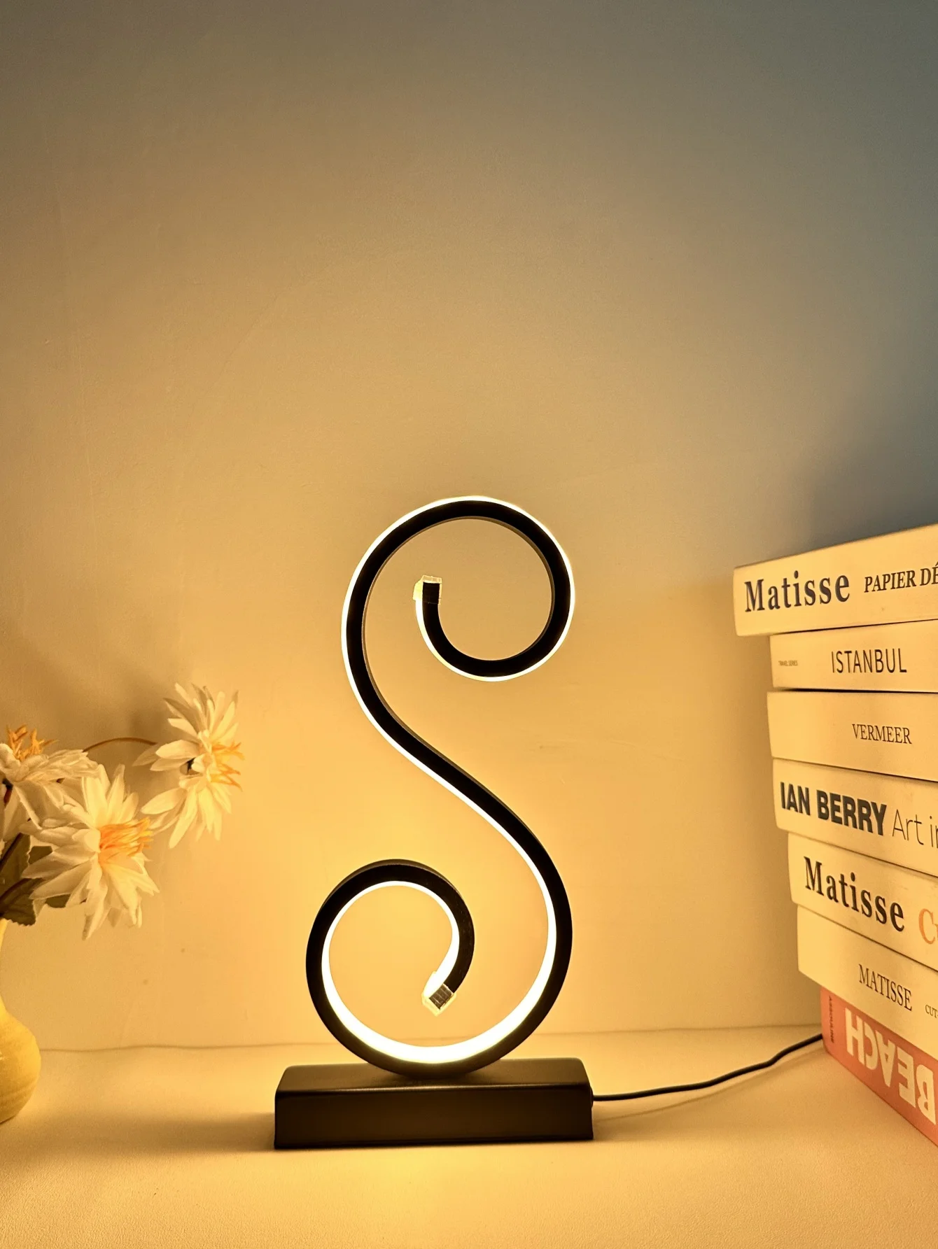 

Новая настольная лампа в скандинавском современном стиле с питанием от USB и трехцветной регулируемой яркостью, подходящей для разных случаев.