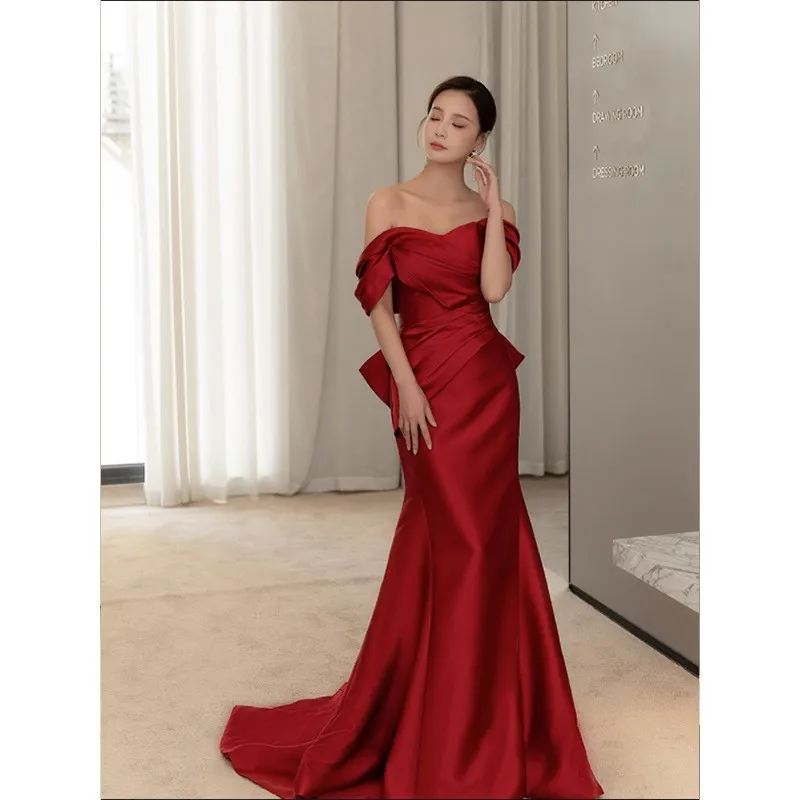 

Wine red satin one-shoulder performance fishtail banquet toasting dress
