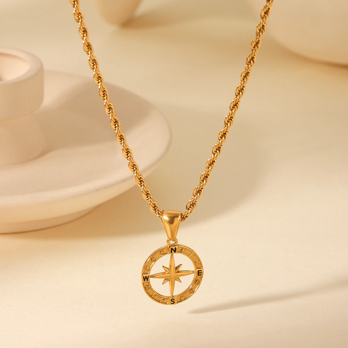 

New Round Compass Necklace Popular Pendant Twist Chain Design Stainless Steel Pendant Necklace 18k Gold Plated Waterproof