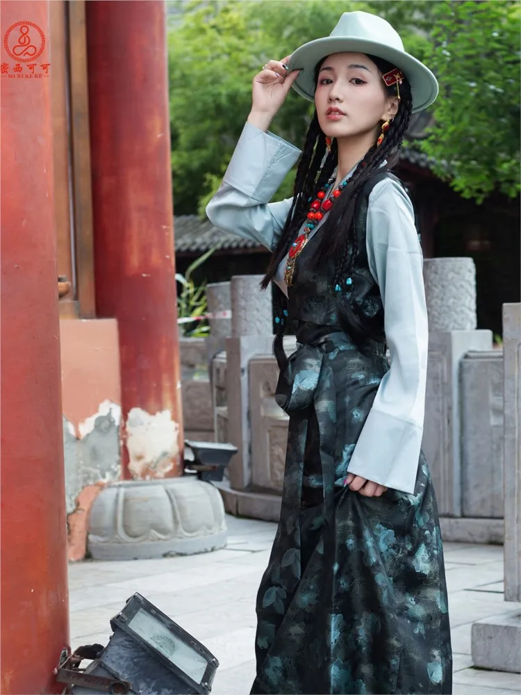

A new style of women's clothing dress with brocade imitation and ethnic