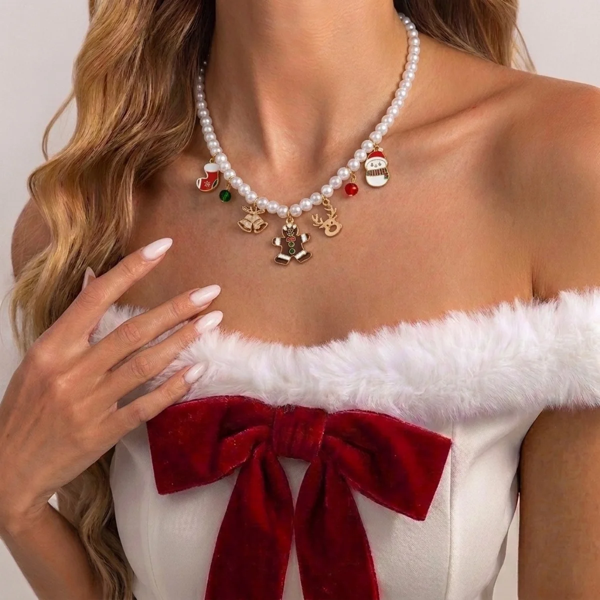 Weihnachts-Charm-Halskette mit Imitationsperlen für Damen, Emaille-Anhänger mit Lebkuchenmann, Schneemann und Rentier, verstellbarer Feiertagsschmuck, Geschenk – Detail 10