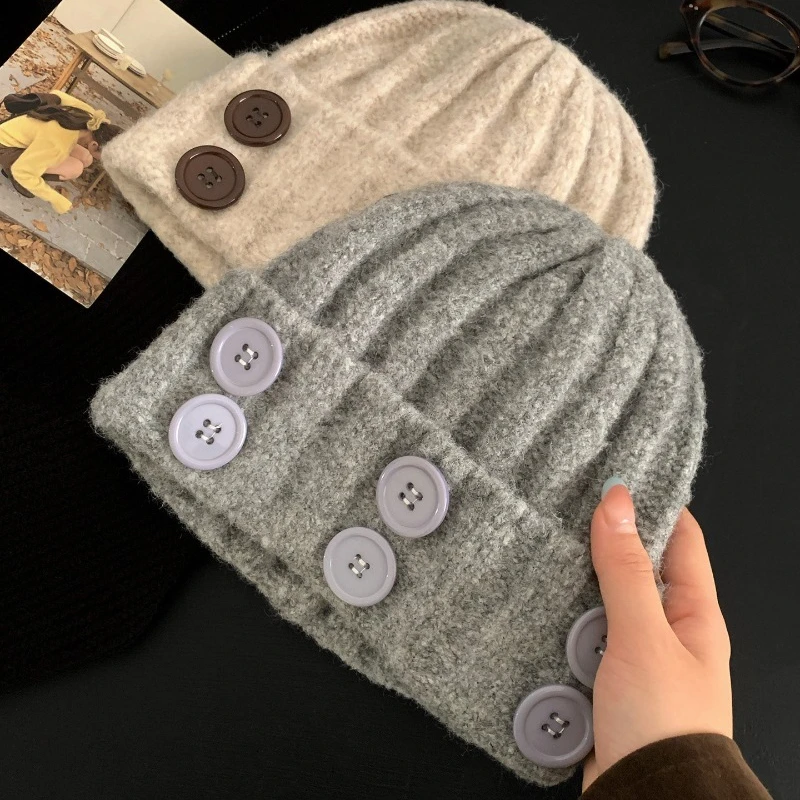 Koreanisches Knopfdesign, Strickmütze für Damen, ideal für Herbst und Winter, hält die Ohren warm, süß und vielseitig, als Mütze oder als Kopfbedeckung. – Detail 6
