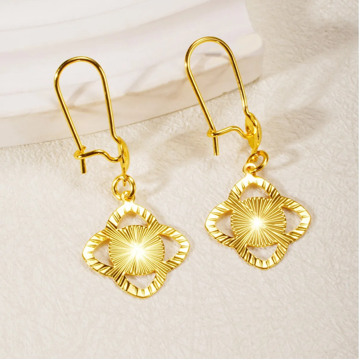 Fashion personality copper gold-plated flower four-leaf clover hollow earrings femininity popular earrings do not fade light lux