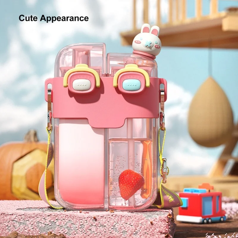 ขวดน้ำน่ารัก 780 มล. ใช้ได้สองแบบ ป้องกันการรั่วซึม ขวดน้ำคาวาอี้พร้อมหลอด สายสะพายปรับได้ สติ๊กเกอร์สีแดง