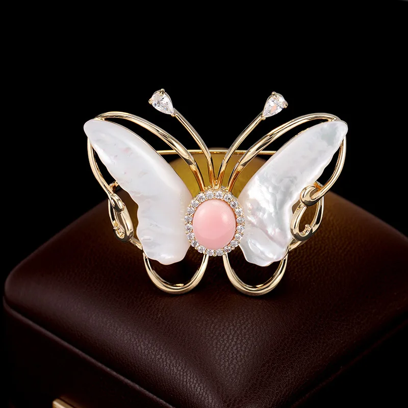 A grand, elegant and high-end butterfly brooch for women, with a unique and luxurious creative combination