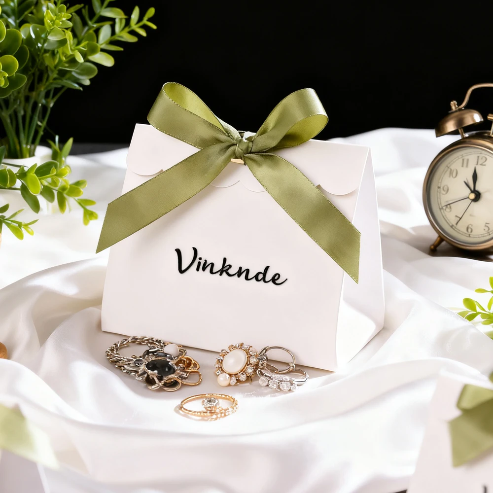 الفاخرة 12x6.5x10.5 سنتيمتر شخصية شعار الأبيض هدية كرافت ورقة أكياس الحلوى مع الشريط القوس مجوهرات العطور وشاح صناديق التعبئة والتغليف #2