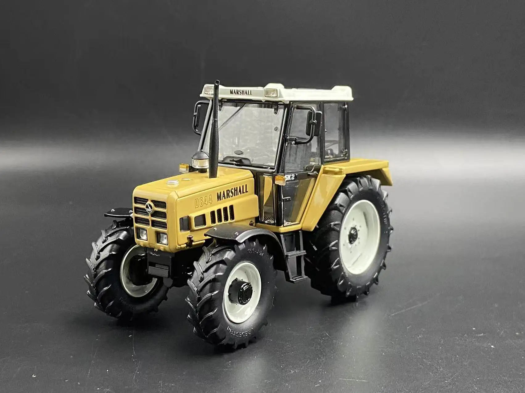 Diecast 1:32 Scale Marshall D844 4WD Tractor Alloy Car Model