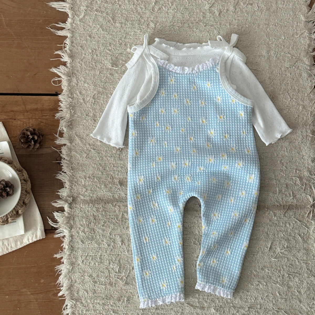 Neuer Sommer-Strampler für Neugeborene, Waffelstrick-Overall in Blau mit Karomuster und Gänseblümchen, Schleifen-Schulterträger mit Spitzenbesatz, Alltags-Outfit für Babys – Detail 7