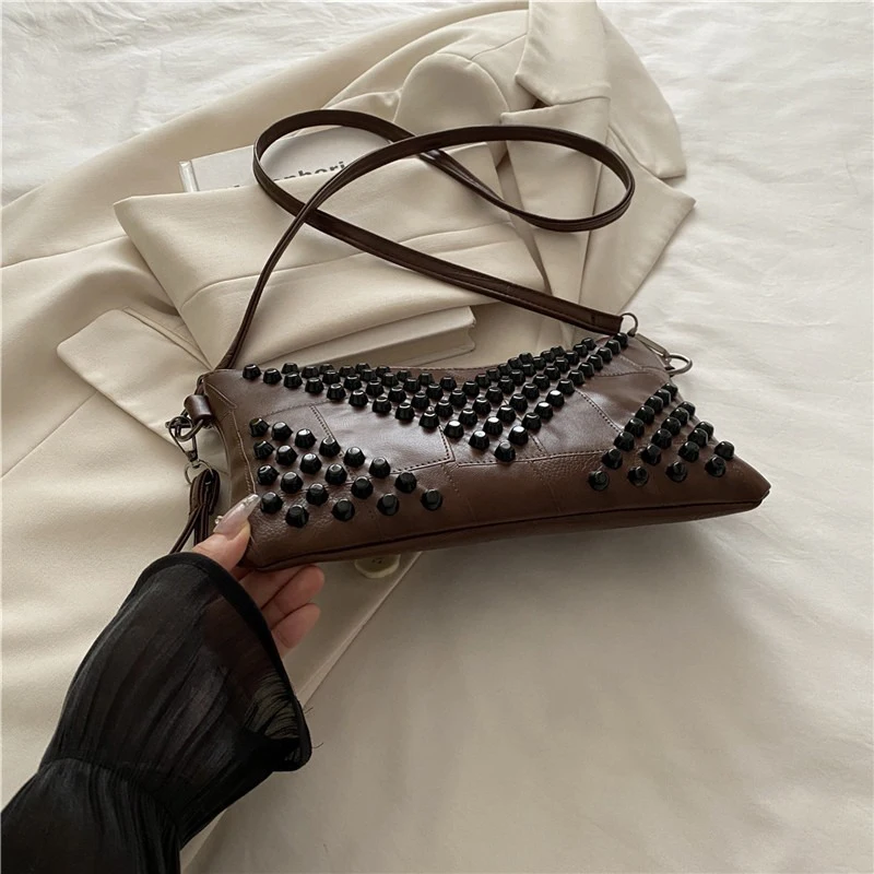 حقيبة كروس أنيقة غير رسمية على الموضة الأوروبية الرجعية 2025 حقيبة كتف برشام شخصية عصرية للرجال والنساء