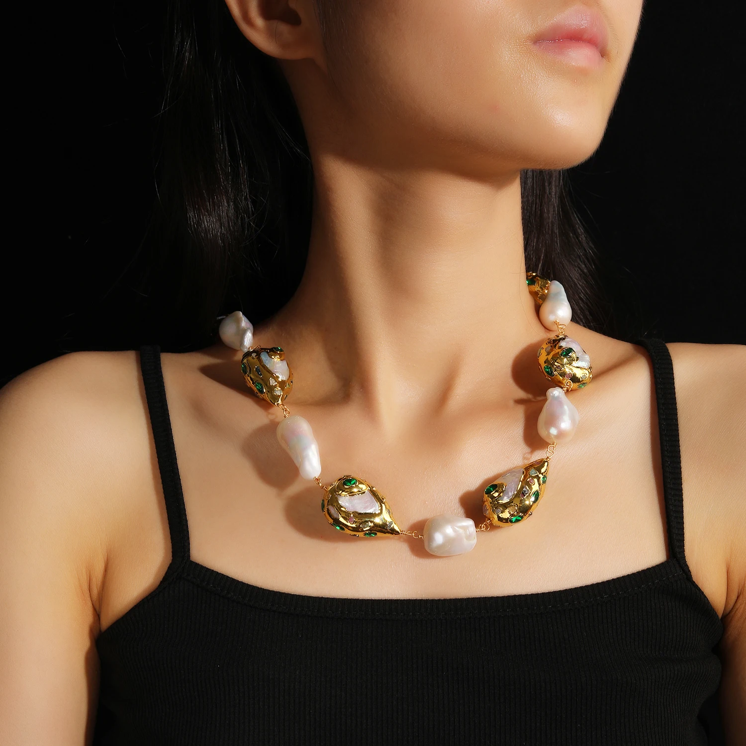 

Natural Freshwater Pearl Necklace with Green Zircon Charm Classic Fashionable Copper Bezel Wedding Party Jewelry Trendy