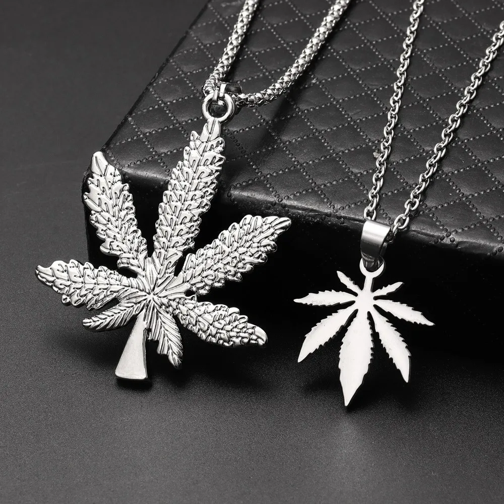 Stylish Atmospheric Maple Leaf Pendant Necklace Suitable for All Scenes Exquisite Simple Clavicle Chain Hip Hop Pop Jewelry Gift