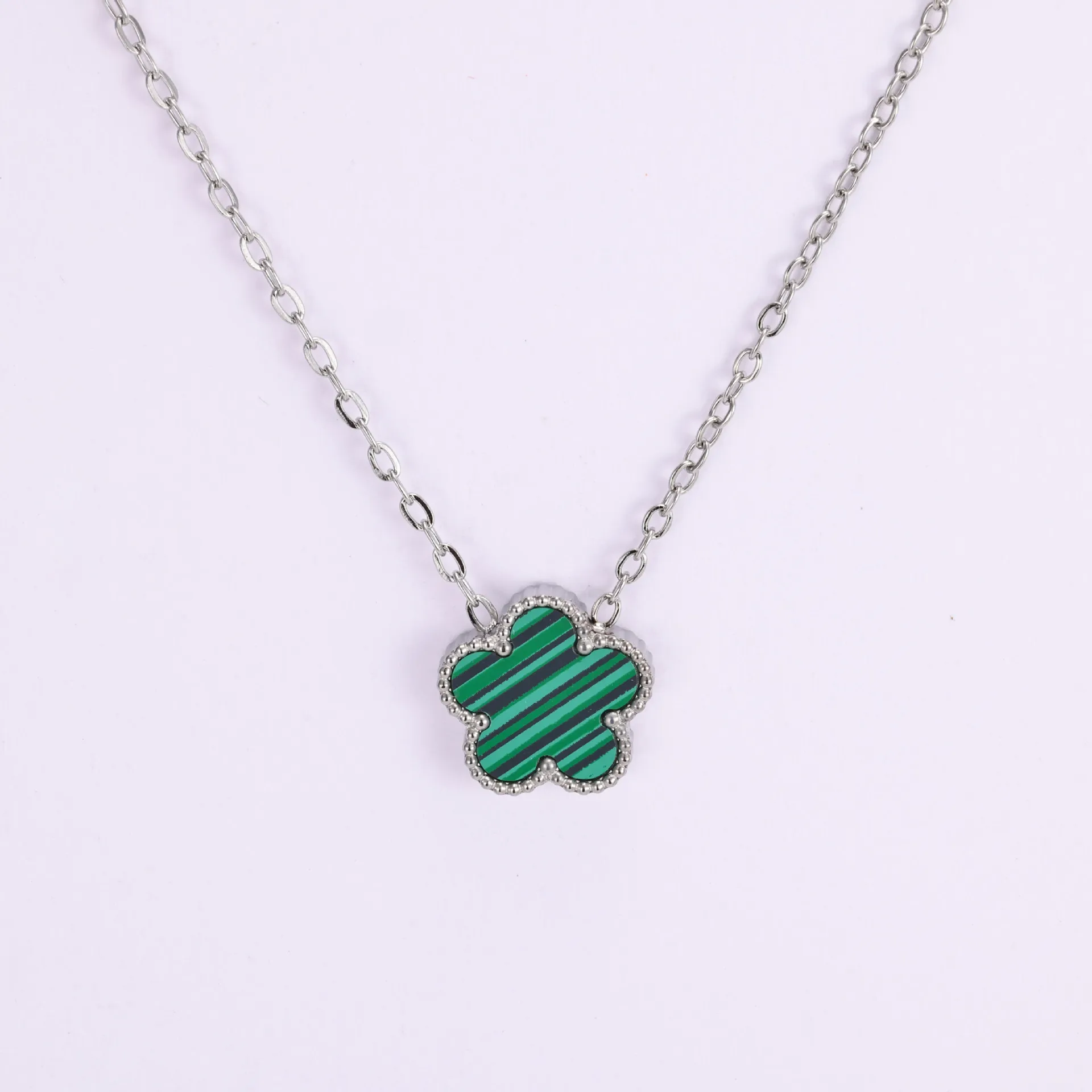 جديد 316L قلادة من الفولاذ المقاوم للصدأ الفضة مطلي مزدوجة الوجهين محظوظ خمس أوراق زهرة مجوهرات النمط الكلاسيكي المرأة هدية عيد