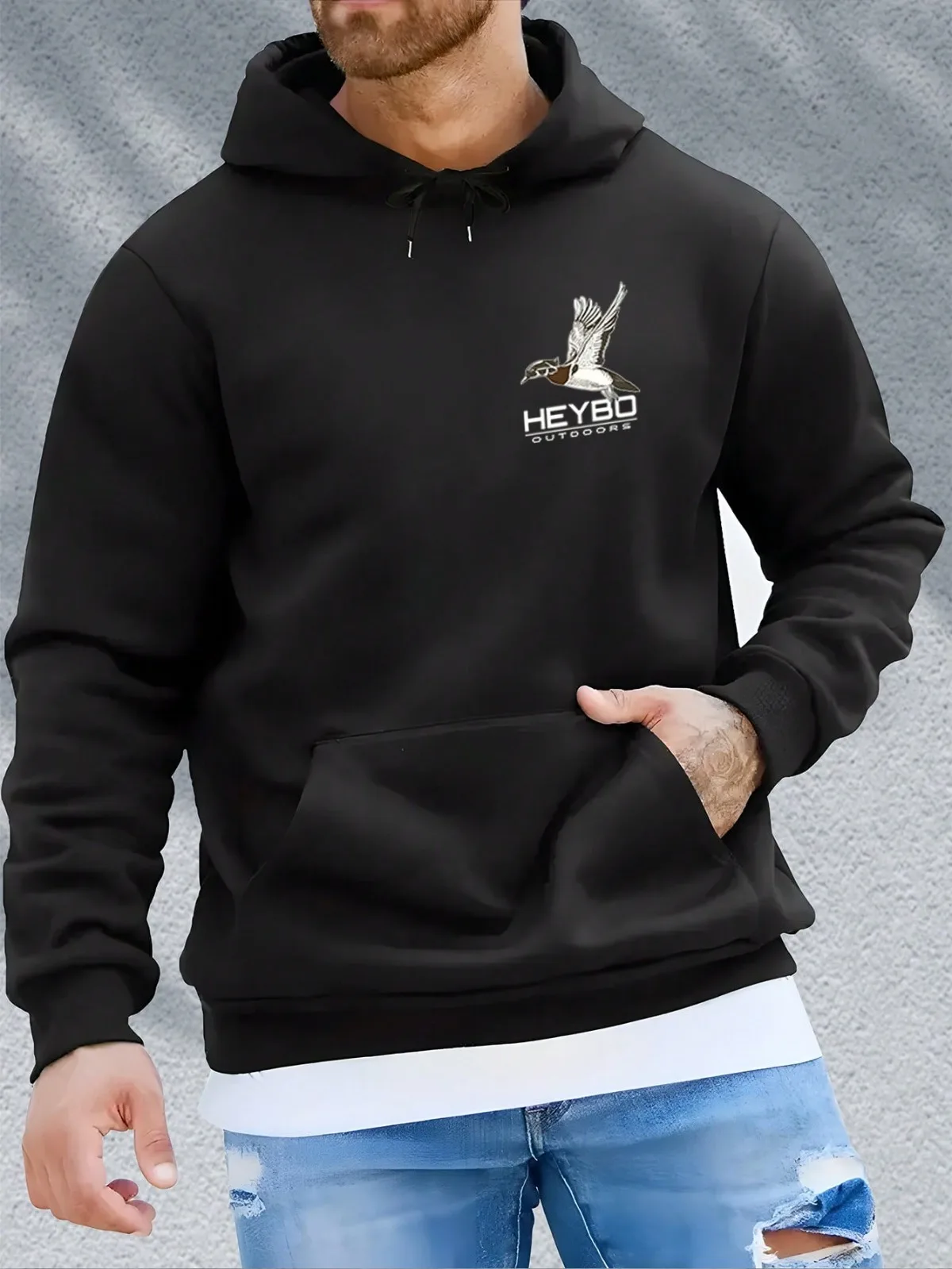 سويت شيرت بقلنسوة للرجال مع نمط العلامة التجارية الخارجية HEYBO OUTDOORS مع بدلة رياضية بعناصر البط البري والعناصر المموهة