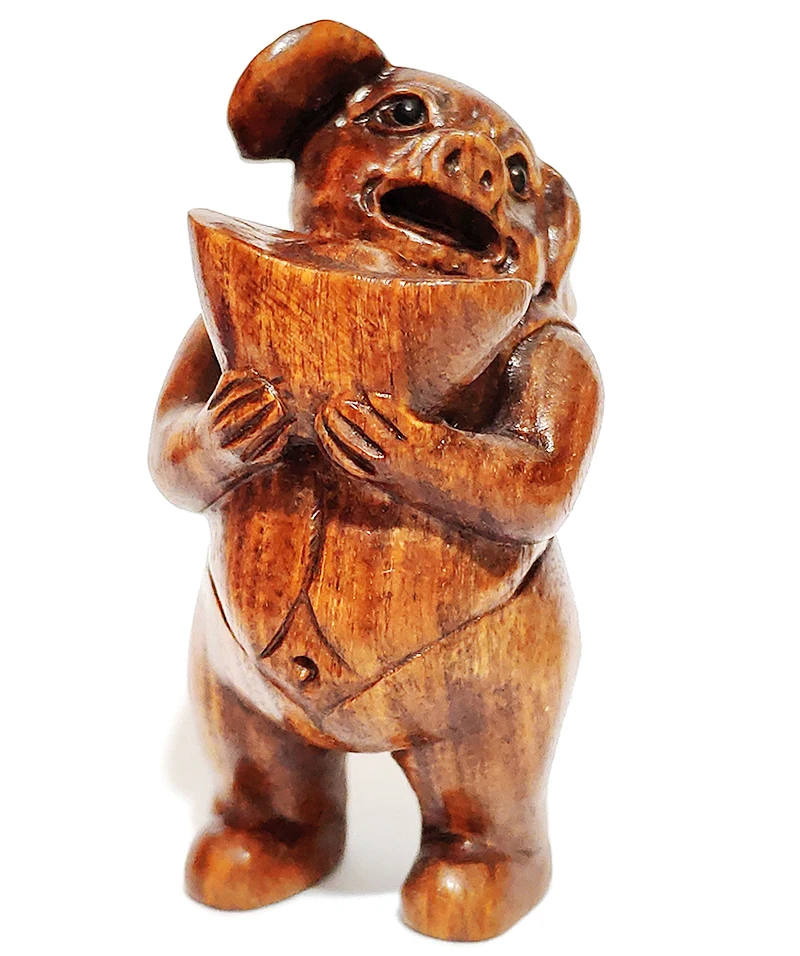 GX1767 - Figura Netsuke de Madera de Hierro Tallada a Mano de 2 Pulgadas - Cerdo Sosteniendo Yuan Bao, Amuleto de la Fortuna y la Riqueza