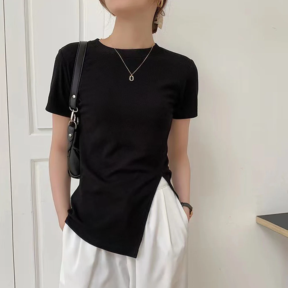 تي شيرت نسائي صيفي قصير الأكمام بلون سادة كاجوال يتميز بفتحة جانبية ومواد مطاطية طفيفة